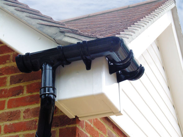FLOPLAST 112mm Half Round Gutter Pipe 90 Degree Angle Black Roof Guttering Down